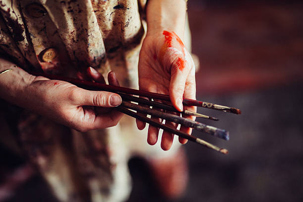 las manos de un artista tradicional usando un delantal paintbrus de retención - cerda fotografías e imágenes de stock