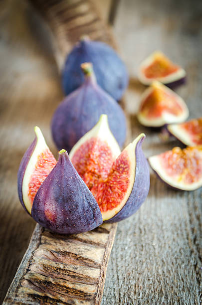 istock Ripe figs : cross section and whole fruits 516316115