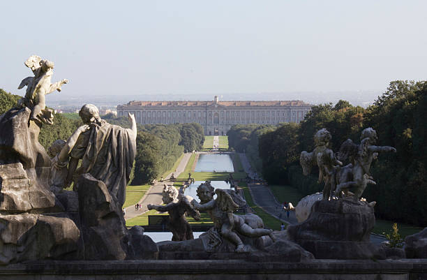 caserta jardim palácio real. - palácio imagens e fotografias de stock