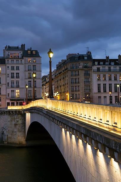 pont de la tournelle, париж, франция - pont de la tournelle стоковые фото и изображения