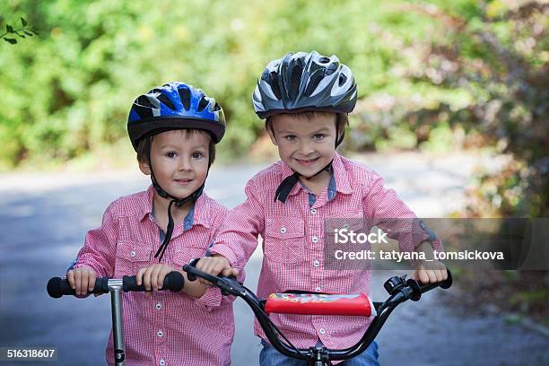 Portrait Of Two Boys In The Park Montar En Bicicleta Foto de stock y más banco de imágenes de Bicicleta