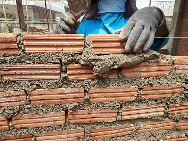 processo de construção mason trabalho com tijolos de instalação - mason brick bricklayer installing - fotografias e filmes do acervo