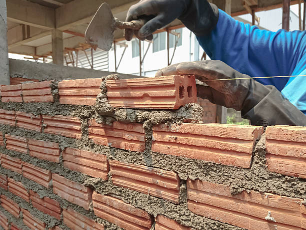 processo de construção mason trabalho com tijolos de instalação - mason brick bricklayer installing - fotografias e filmes do acervo