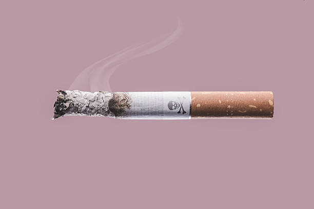 feu de cigarettes avec crâne et os symbole - smoking issues photos et images de collection