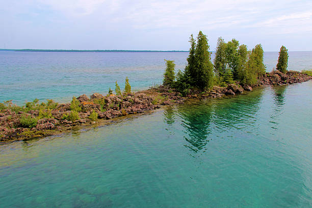 Islet a small Islet in the Bruce Peninsula region of Georgian Bay, Ontario, Canada sandbanks ontario stock pictures, royalty-free photos & images