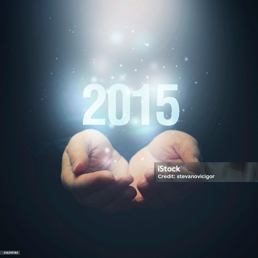 Abrir las manos sosteniendo número de 2015.  Feliz Año Nuevo. - Foto de stock de 2015 libre de derechos