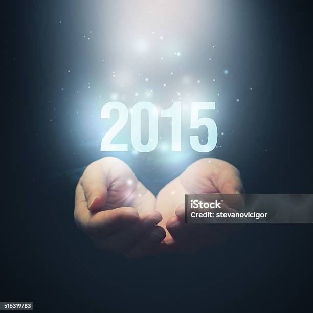 Abrir Las Manos Sosteniendo Número De 2015 Feliz Año Nuevo Foto de stock y más banco de imágenes de 2015
