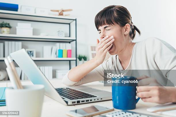 Cansado Mujer En Escritorio De Oficina Foto de stock y más banco de imágenes de Bostezar - Bostezar, Cansado, Mujeres