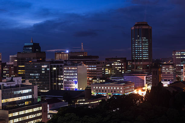 anoitecer vista da estação do centro da cidade de harare, zimbabué - zimbabwe imagens e fotografias de stock