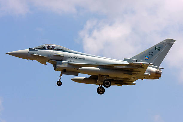 arábia ar força tufão jato - flying jet fighter plane air vehicle - fotografias e filmes do acervo