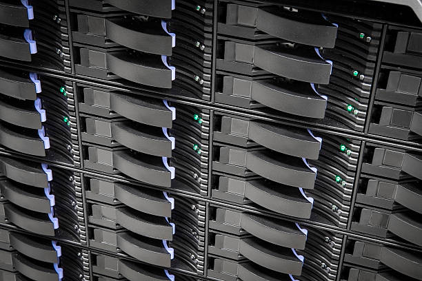 крупным планом жестких дисков в больших предприятий хранения данных сан - rack network server hard drive replace стоковые фото и изображения