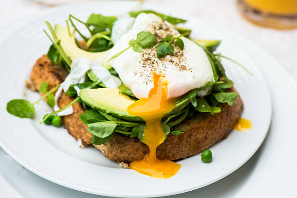 건강한 조식 wholemeal 식빵 토스트와 삶기 알류 - poached egg 뉴스 사진 이미지