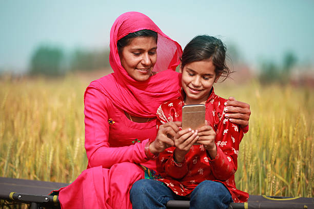 엄마와 스마트폰으로 사용하여 - poverty india child little girls 뉴스 사진 이미지