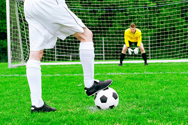 joueur de football prêt pour peine de du match de football de football - penalty shot photos et images de collection