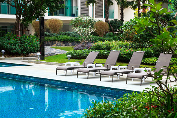 плавательный бассейн mit многоквартирных домов в фоновом режиме - swimming pool luxury contemporary deck chair стоковые фото и изображения