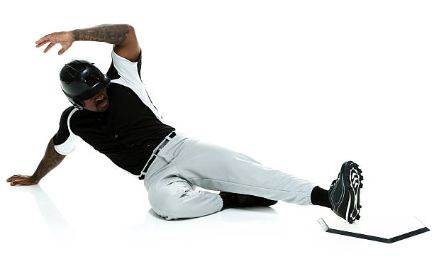 joueur de baseball de portes coulissantes à la base - baseball baseball player base sliding photos et images de collection