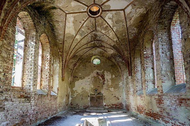 opuszczony chapel - abandoned church indoors dirty zdjęcia i obrazy z banku zdjęć