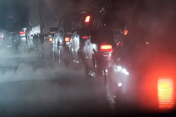 tráfico mermelada de coches en una fila - traffic jam traffic pollution car fotografías e imágenes de stock