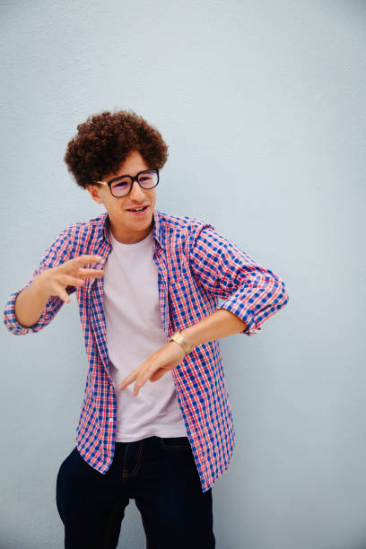 funky bambino con capelli ricci ballo - human hair ethnic little boys dancing foto e immagini stock