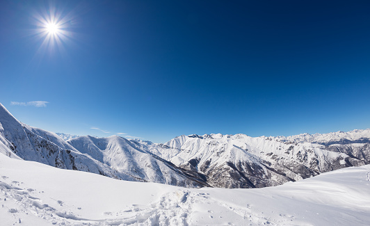 Estrella brillante sol sobre nevosa intervalo, italiana alpes photo
