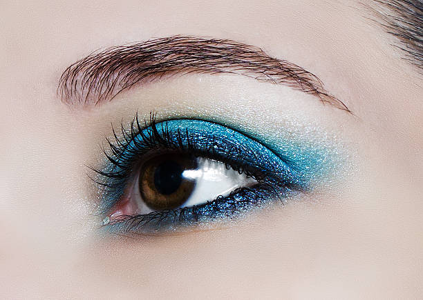 메이크업 trend :  파란색 광택이 있는 eyeshadows. - make up stage makeup human eye blue 뉴스 사진 이미지