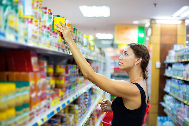 mujer compra en lata - supermarket meat women packaging fotografías e imágenes de stock