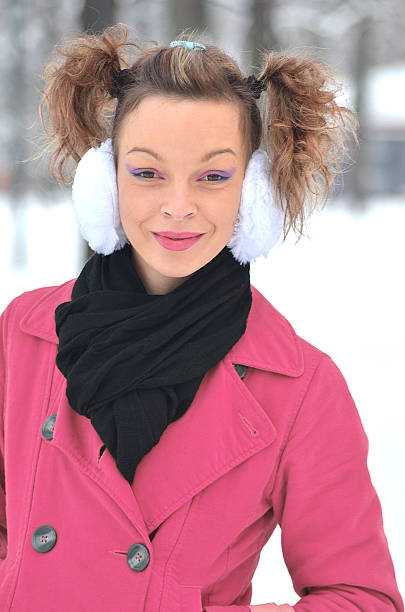 belle fille dans la neige - winter olympic games photos et images de collection