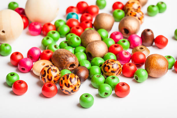 des perles en bois peint de - bead bugle necklace red photos et images de collection