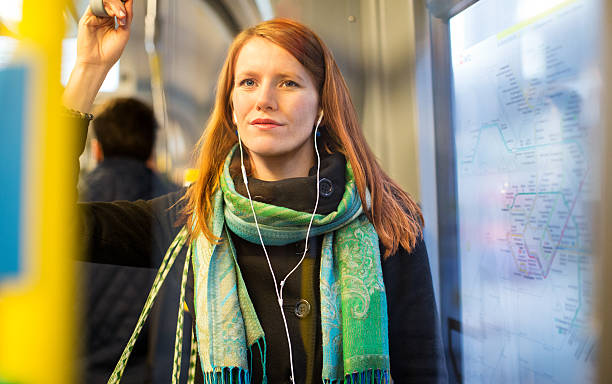 femme voyageant en train touristique - paris metro train photos et images de collection