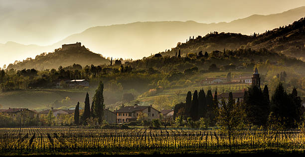 tramonto sulle colline di asolo - veneto foto e immagini stock