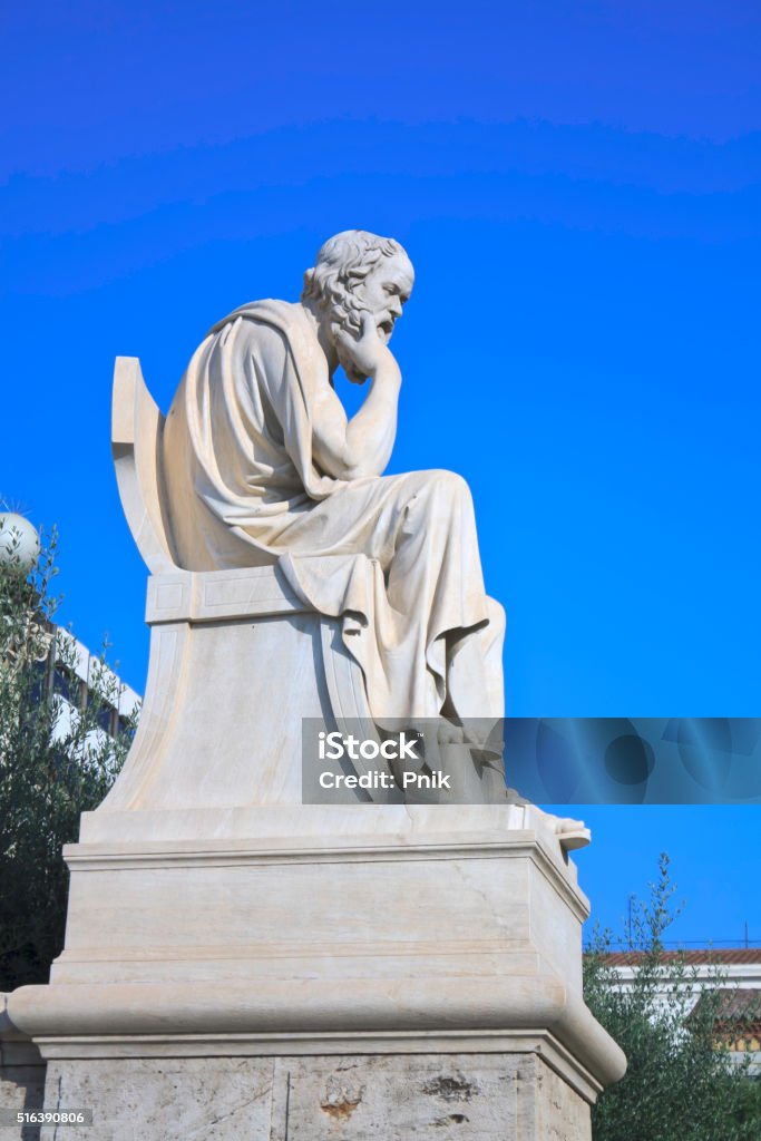 Estatua de Sócrates en posición de pensamiento - Foto de stock de Filósofo libre de derechos