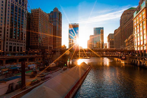 chicago cityscape with the sun - ophaalbrug stockfoto's en -beelden