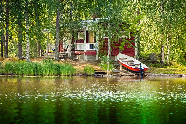 コテージには、湖のフィンランド地方 - scandinavian lake cottage house ストックフォトと画像