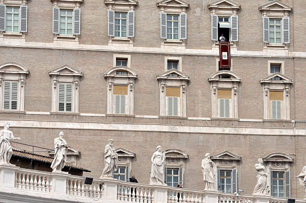 papa francesco sono con l'angelus preghiera in vaticano - lake angelus foto e immagini stock