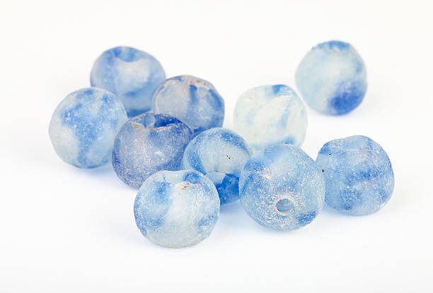viele perlen von grobe blauer gemalten glas - glass jewelry bead bugle stock-fotos und bilder