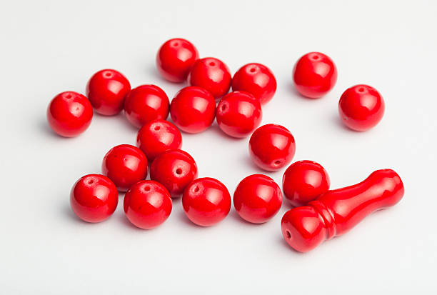 plusieurs rouge perles en corne - bead bugle necklace red photos et images de collection