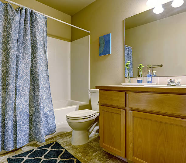 istock Simple bathroom interior with curtain and rug 516396235