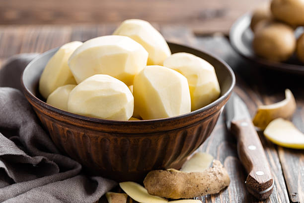 épluché de pommes de terre - unpeeled photos et images de collection