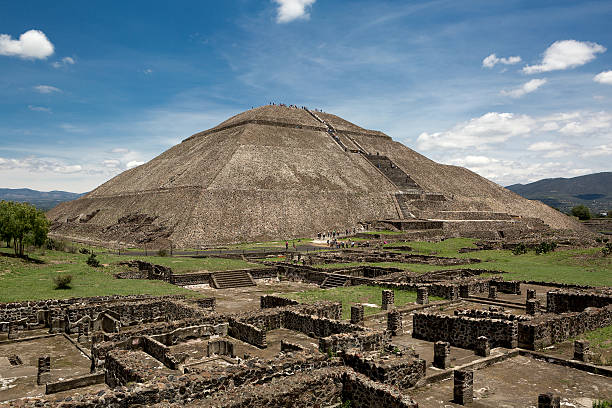 pyramid of the Sun the world's third largest pyramid, the pyramid of the Sun in Teotihuacan with ruin walls in the foreground on a rare smog free day empire stock pictures, royalty-free photos & images