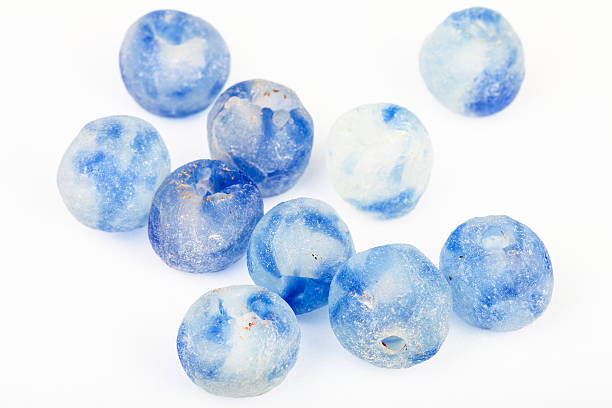 algunos granos de violento pintado de vidrio azul - glass jewelry bead bugle fotografías e imágenes de stock