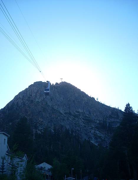 cable coche en squaw valle, california - overhead cable car summer ski lift scenics fotografías e imágenes de stock