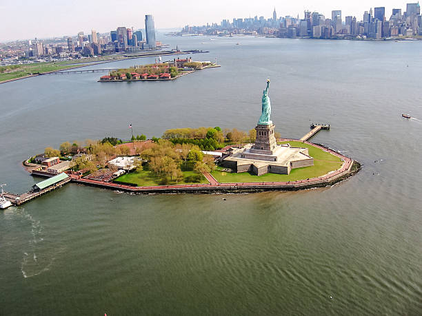 istock Statue of Liberty panorama 516400380