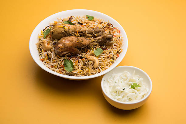 autentyczny kurczak biriani z cebulą raita - asia asian culture basmati rice bowl zdjęcia i obrazy z banku zdjęć