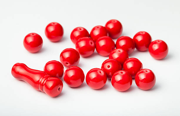 rouge de perles en corne - bead bugle necklace red photos et images de collection