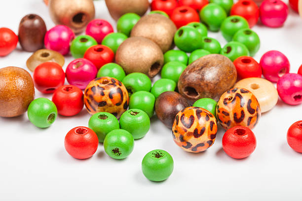des perles rondes en bois peint - bead bugle necklace red photos et images de collection