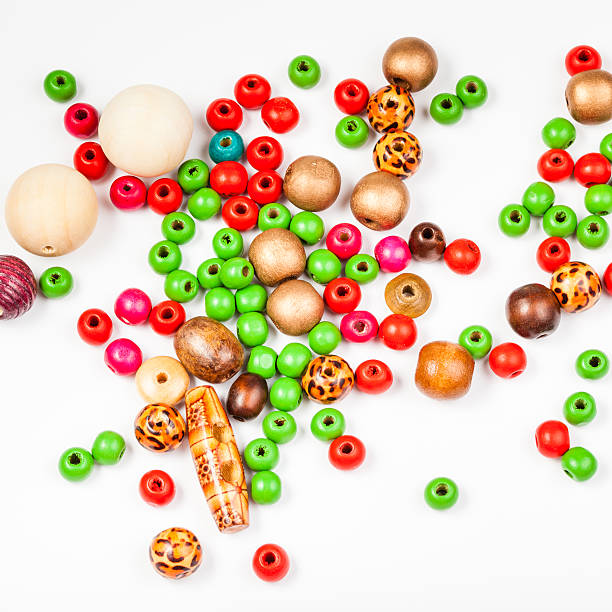 vue plongeante d " un grand nombre de perles en bois peint blanc - bead bugle necklace red photos et images de collection