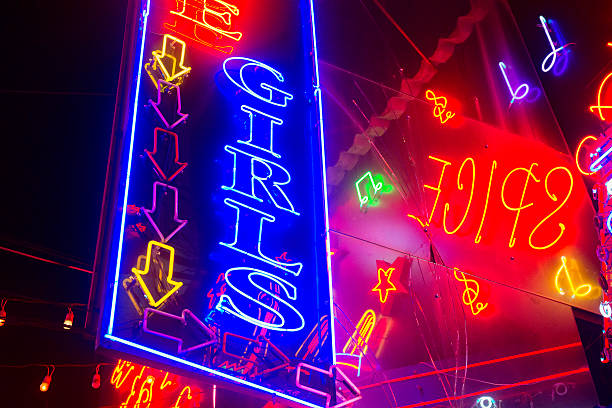 soi cowboy néons de la publicité filles à bangkok, thaïlande - peep show photos et images de collection