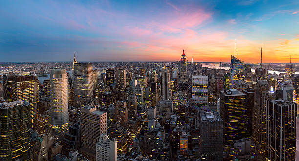panorama de manhattan al atardecer, ciudad de nueva york - new york city new york state manhattan night fotografías e imágenes de stock