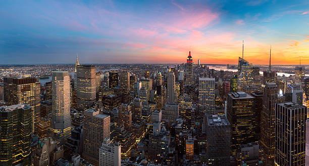 panorama de manhattan ao pôr do sol, cidade de nova york - aerial view manhattan new york city new york state - fotografias e filmes do acervo