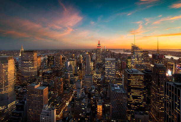 el horizonte de manhattan al atardecer, nueva york - new york city new york state manhattan night fotografías e imágenes de stock